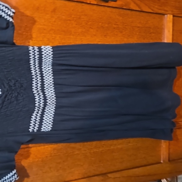 Embroidered Black and White Top by BCBGmaxazria Size Medium - Picture 3 of 7